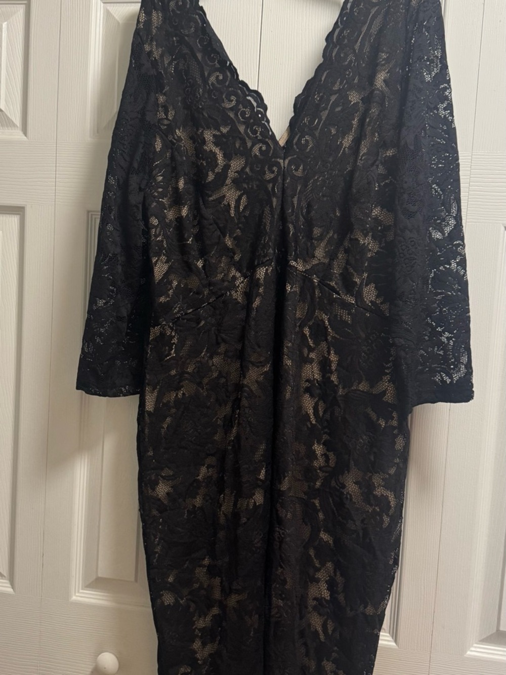 a'gaci Black Lace V-Neck Sheath Dress